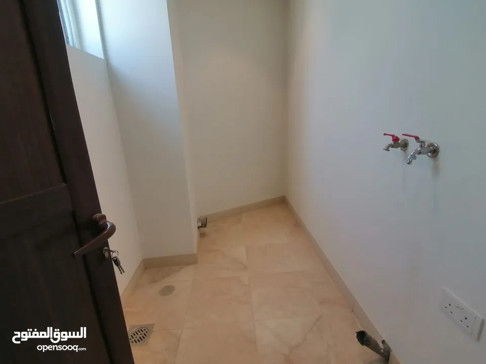 للايجار في الحد فيلا كبيره مع مصعد ومسبح For rent in hidd huge villa with lift and pool