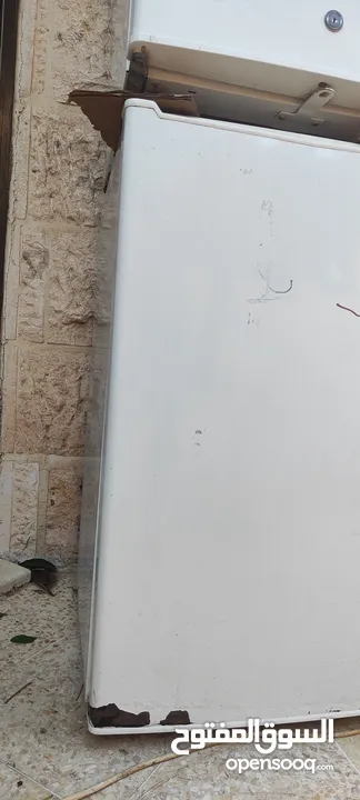 ثلاجة وفريزر صغيران للبيع بحالة جيدة