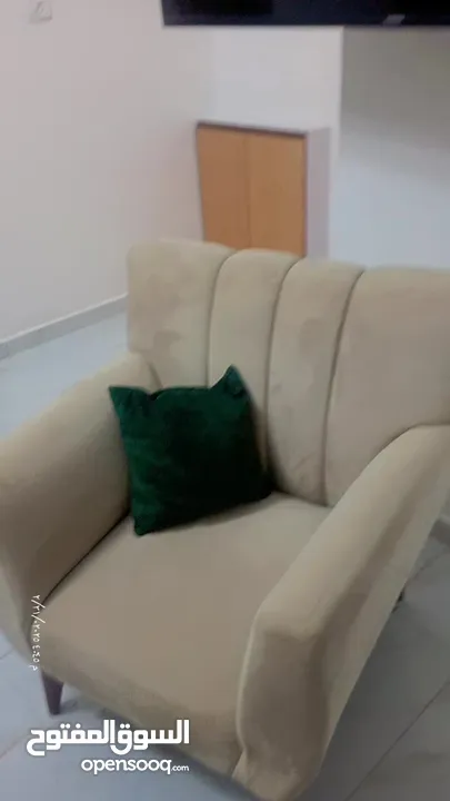 كنب صالون سبع مقاعد شبه جديد للبيع 800شيقل