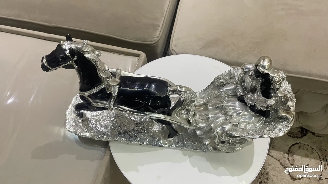 مسجم فاخر منزلي مستعمل للبيع — مجسّم فاخر لحصان وعربة كلاسيكية – قطعة ديكور أنيقة