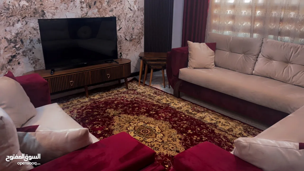 طقم كورنر تفصيل وليس تجاري لون خمري وبيج يتكون من سبعة مقاعد متحركة