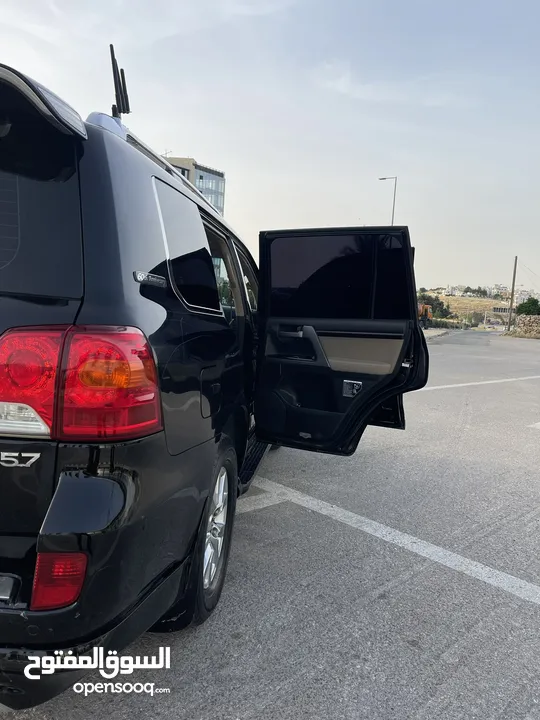 لاند كروزر 5.7 VXR  مميزة بنظافتها