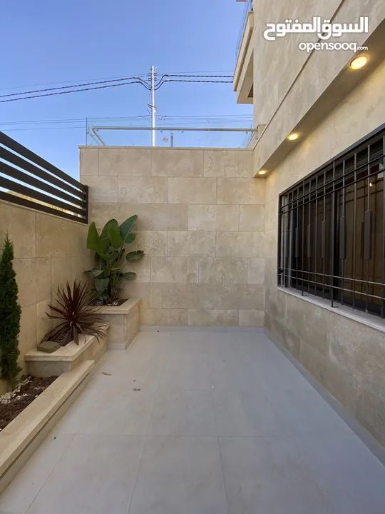 شقة فاخر شبة ارضي في طريق المطار الحويطي 170 متر داخلي و خارجي 170 متر بسعر مميز وتشطيب فلل