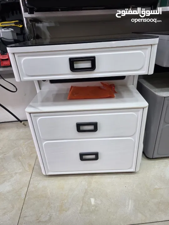 الكوميدينا الذكية مع الخزنة قطعة أثاث بتجمع بين الفخامةوالراحة والتكنولوجيا الحديثة ومناسبة لأي غرفة