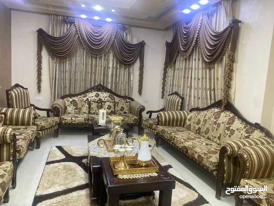 كنب ومطبخ للبيع مع برادي