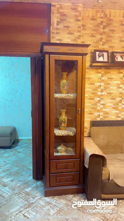 خزانة احذية حشب لامينيت وفضية خشب زان مستعملات استعمال بسيط بحالة الوكالة