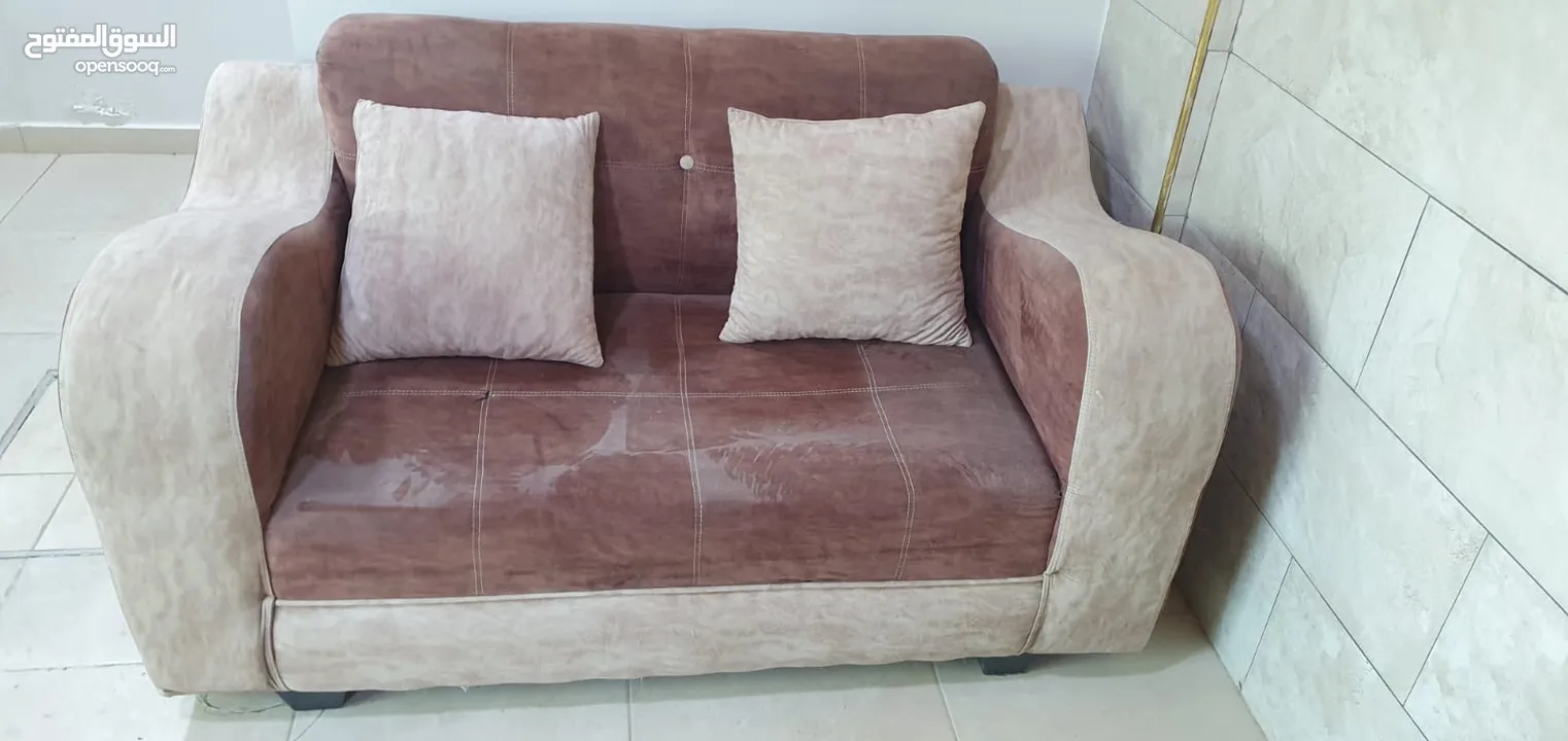طقم كنب مكون من سبع مقاعد مع طاوله وسط بحاله جيدة