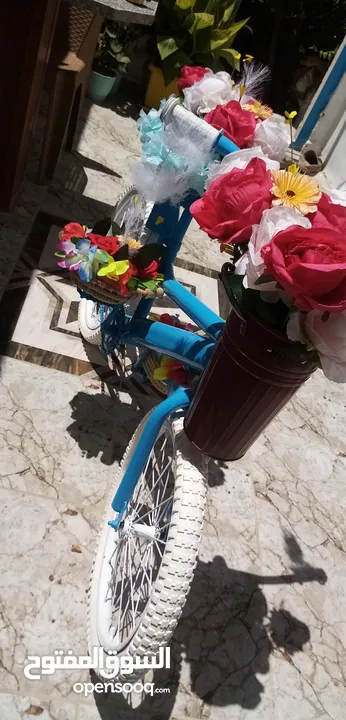 بسكليت مزين بورود اصطناعي