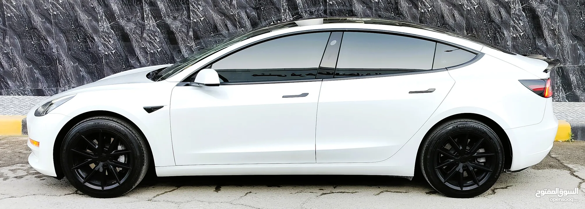 تيسلا 2022 model 3 بحالة الوكالة فحص كامل اوتوسكور +B لون مميز في الحرة للبيع بسعر لقطة ومحرووووق