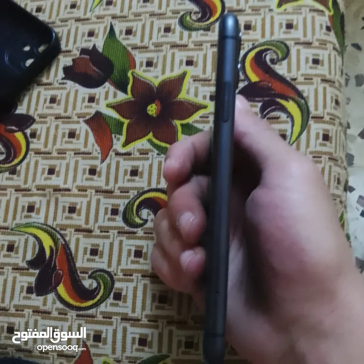 ايفون 11 اللون اسود مط