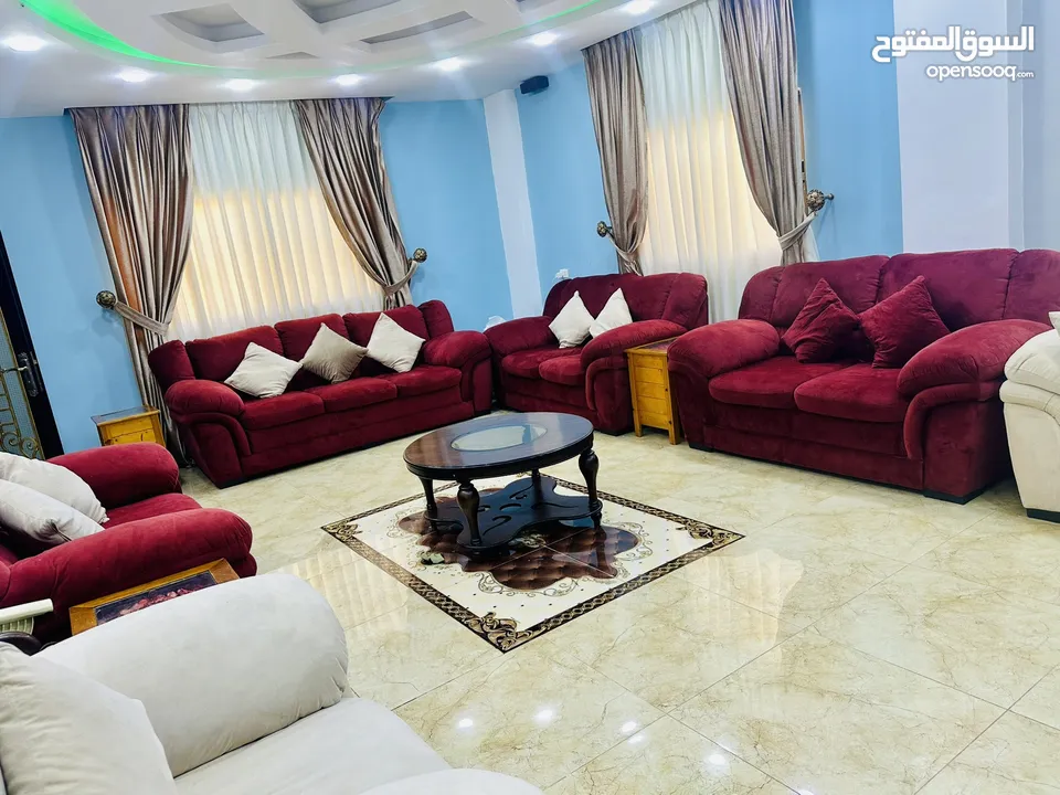 طقم كنب دب11 مقعد بحالة ممتازه