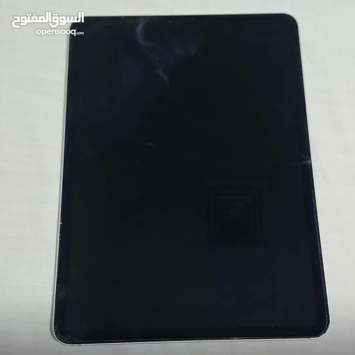 ايباد برو m1 2021 الجيل الثالث  الايباد في كسرين بالشاشه بس مو مأثرين ولا على اشي