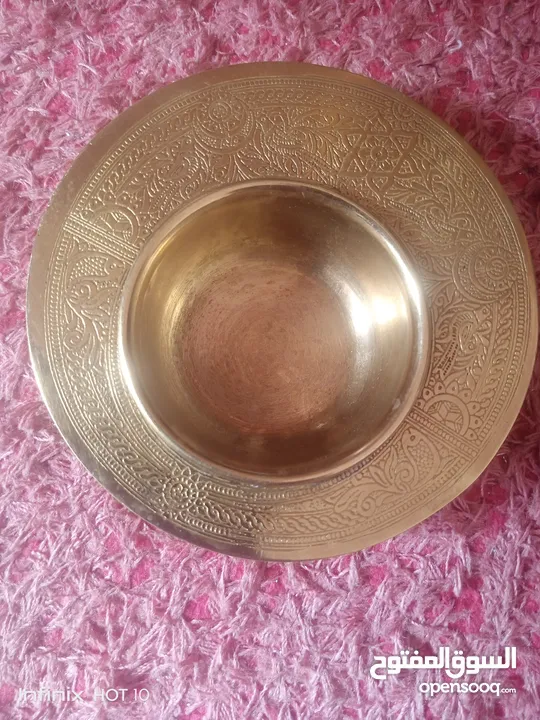 صحن  من النحاس الاصفر لوضع الشمع مزخرف فخم واثنان اصغر