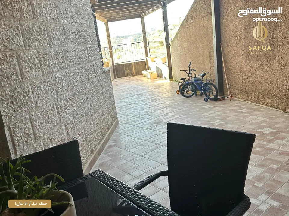 شقة شبه أرضية مع ساحة خارجية واطلالة للبيع في الارسال