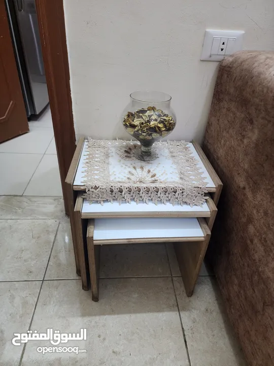 طقم كورنر  لون بني  مع طاوله وسط مع طاوله شاشه و خزانه كنادر  العفش  مستعمله بحاله جيده
