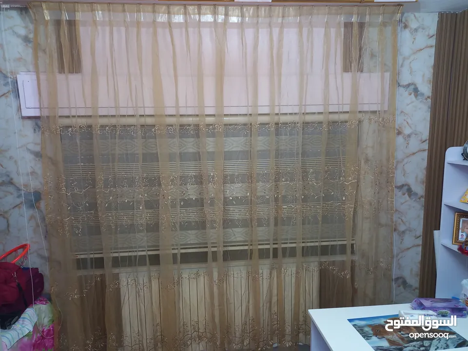 بردايه لون بني مع لمعه ذهبي مطرزه ورد بني طول القماش 6 متر ومخيطه عشباك مترين ونص