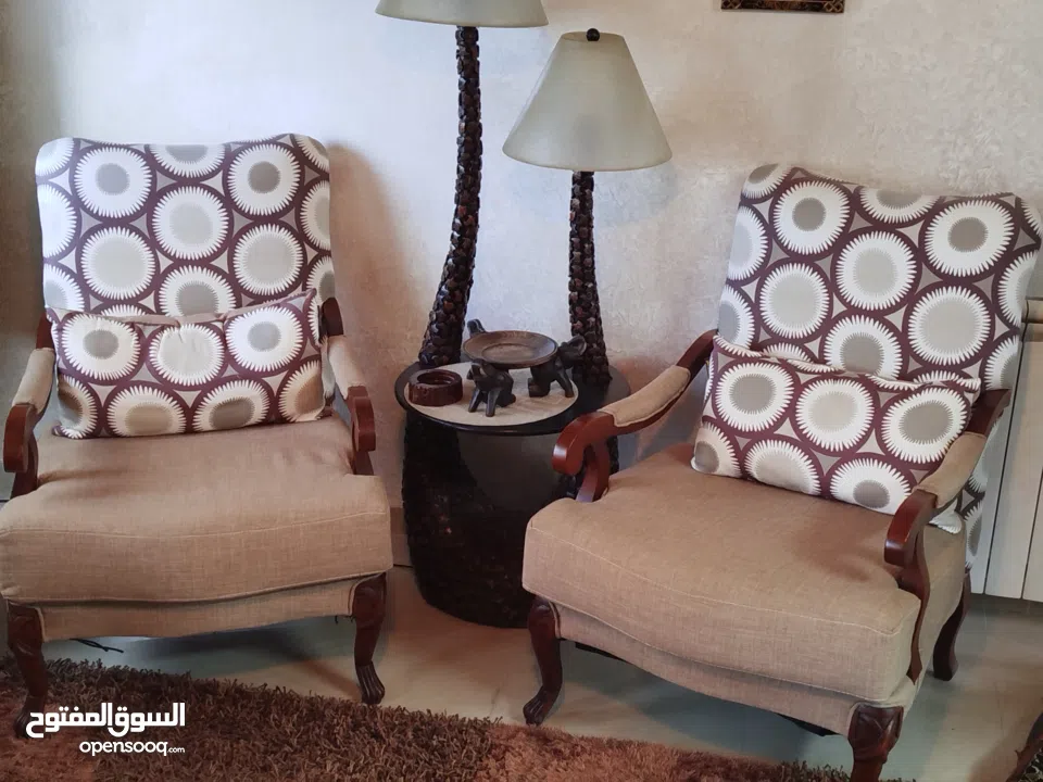 طقم صالون ضيوف معك طاوله وسط شبه جديد