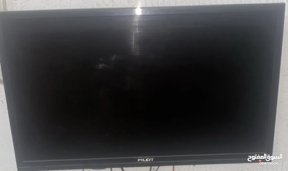 طاولة بلياردو امريكي شبه جديدة وطوايل وكراسي وثلاجة وشاشات بسعر حلو