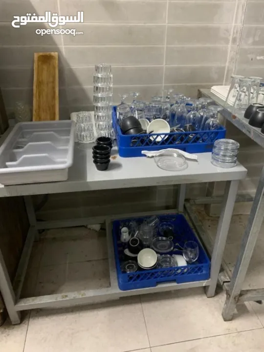 عدة مطعم كاملة مستعملة بحالة جديدة جداً استخدام اشهر فقط متوفر ايضاً تلاجات و فريزرات كبيرة