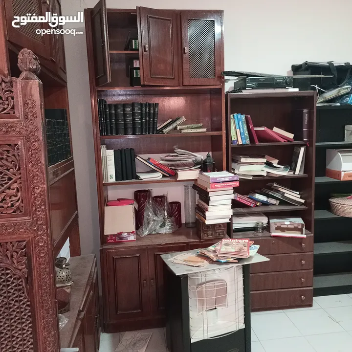 مكتبة للبيع