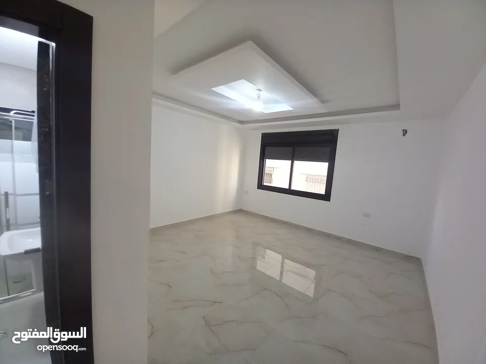 شقة فاخرة مع روف فاخر للبيع بسعر مغري