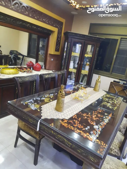 طاولة سفرة مع 8 كراسي ديكورات وخزانه ومرايه معها خزانه