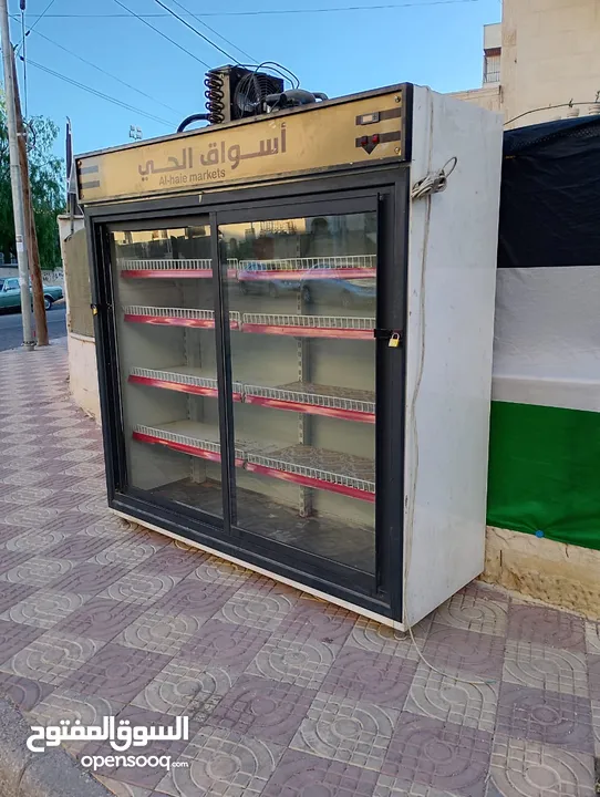 ثلاجة عرض ومطاحن قهوة وبهارات للبيع بسعر مغري جدا