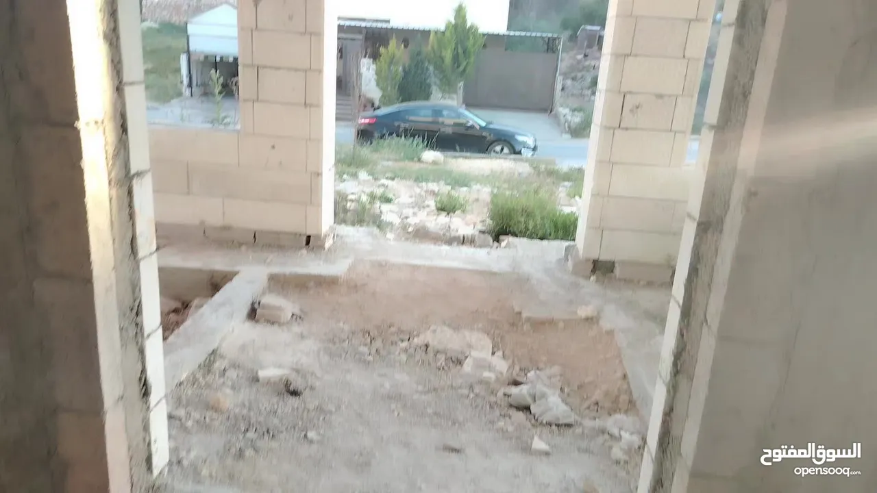 منزل عظم المغاريب واجهة حجر ثلاث طوابق