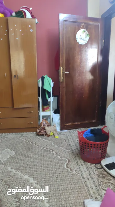أثاث بيت كامل للبيع دفعة واحدة – نظيف وسعر مناسب  كنب + خزانة + برادي + سجادة للبيع معًا بحالة جيدة