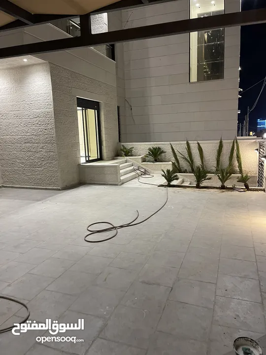 شقة طابق ارضي مدخل مستقل للبيع جنوب الراهبات مساحة 165 متر مع حديقة وكراج خاص قرب كلية غرناطه