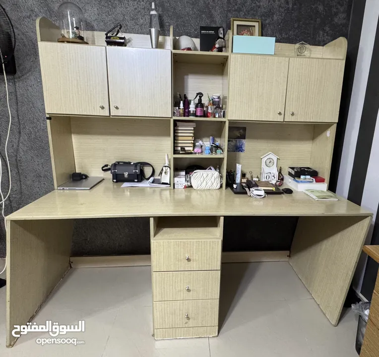 مكتب أثاث مكتبي خشبي مع جوارير وخزاين للمنزل لغرفه نوم او غرفة عمل حجم كبير واجهه كامله للبيع