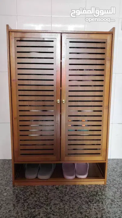 خزانة أحذية طويلة وعمودية من خشب البامبو  قطعة فخمة تنظّم أحذيتك بأسلوب راقٍ وتمنح مدخلك