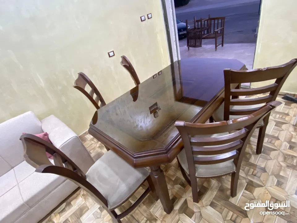 طاوله سفره 6 كراسي بحاله الوكاله  استخدام بسيط خشب زان بالكامل وقشره زيتون