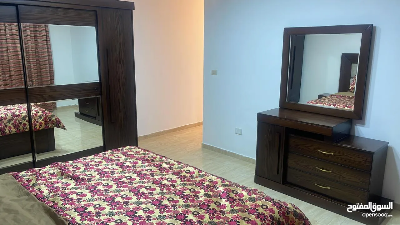 شقة ارضية مفروشة للايجار اليومي والاسبوعي اربع غرف نوم في ام السماق