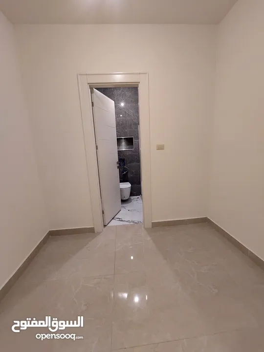 شقة سوبر ديلوكس طابق ارضي مع ترس واسع باجمل مناطق شفا بدران