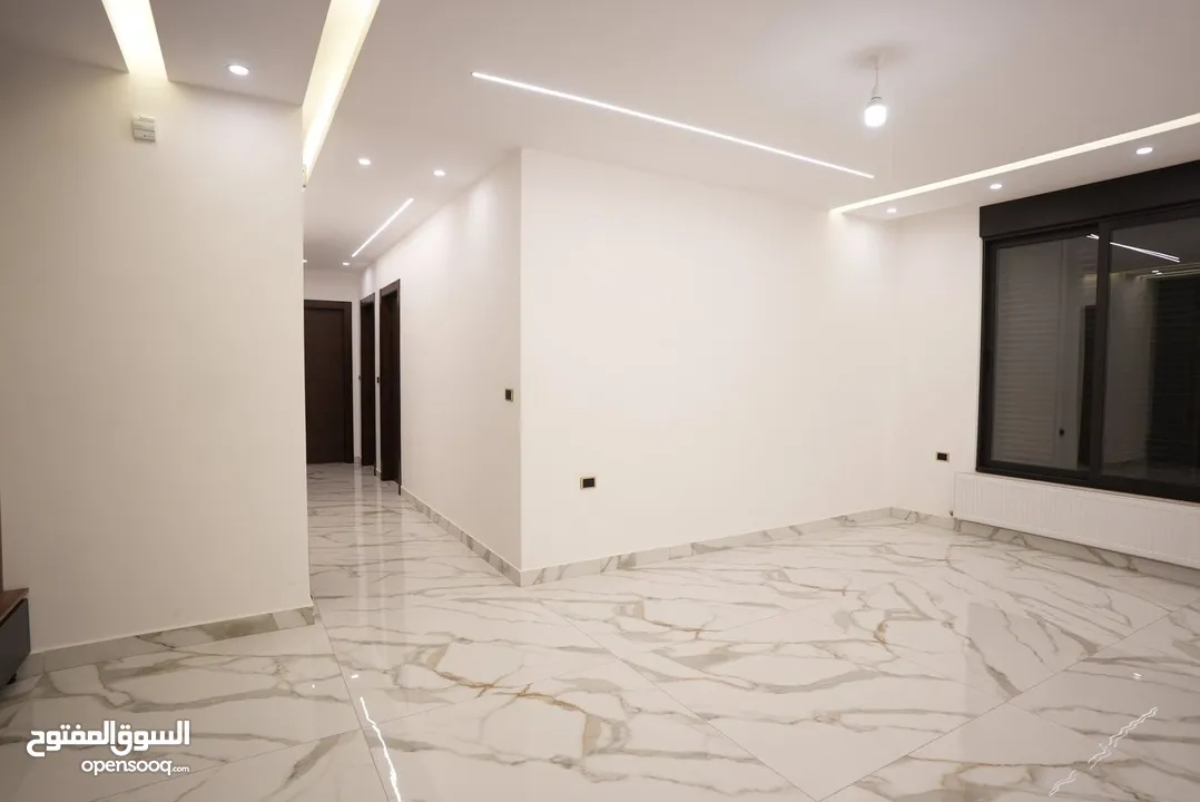 شقه مميزه للبيع بعد المدارس العالميه طريق المطار مباشره بسعر مغري تشطيب سوبر ديلوكس