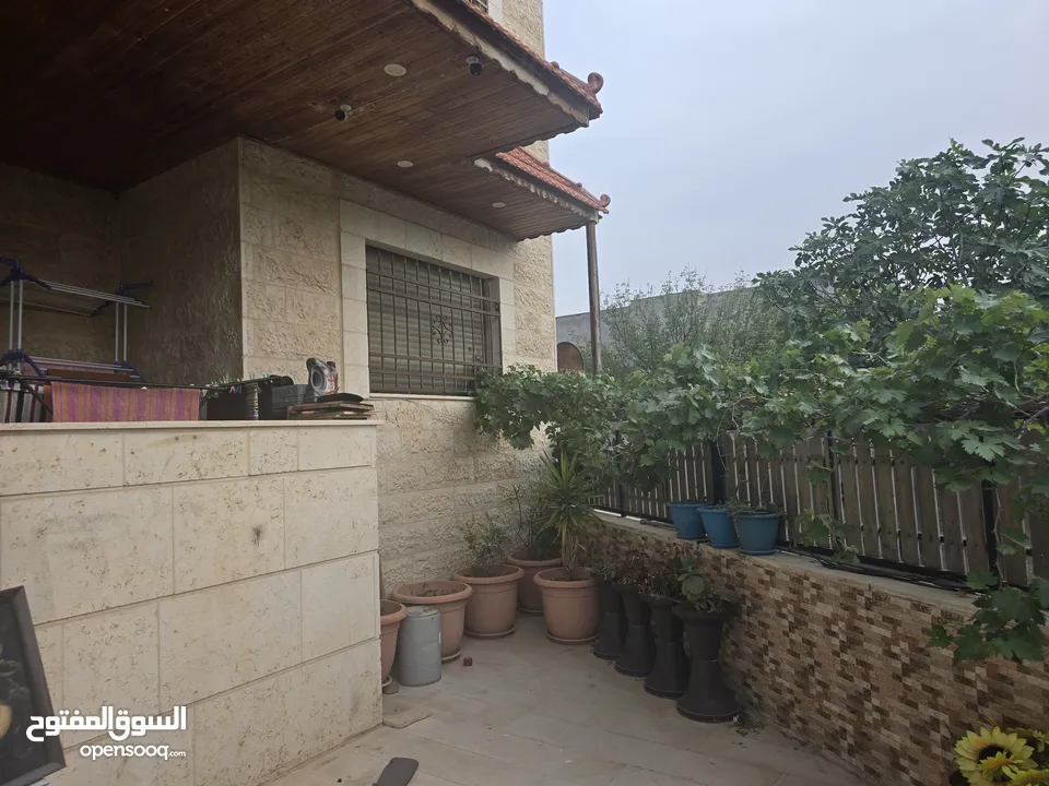 شقه مدخل مستقل مرتفعه 7 درجات عن الشارع مساحة الشقه 178 م2 عمر البناء 8 سنوات شماليه غربيه جنوبيه بس