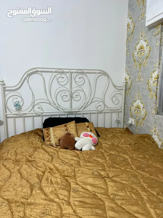 للبيع سرير معدني بللون ابيض مميزمع مرتبه مريحه جداا