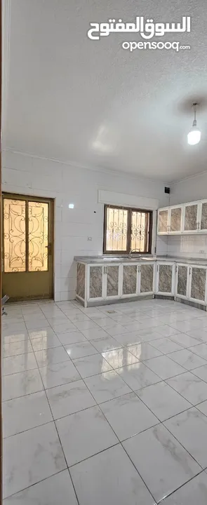 شقة طابق ارضي سوبر ديلكوس كما يوجد غرف مفروشة لطلاب الطب قرب مستشفى السلط الجديد
