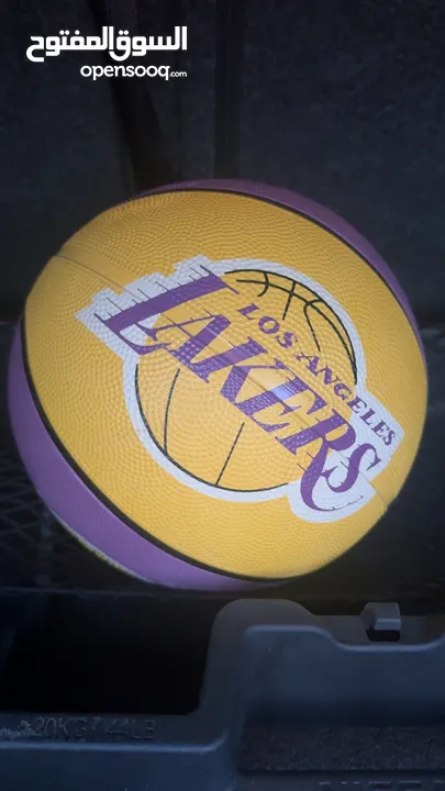 كرة السلة لوس انجلوس لاكرس جديدة واصلية نظيفة لونه بنفسجي جميل الصراحة واللي يبغي يكلمني