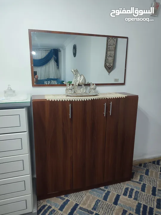 طقم كورنر مساحة 11 متر مع طاولة وسط مع كومدينة أحذية ومراية مع طاولة شاشة