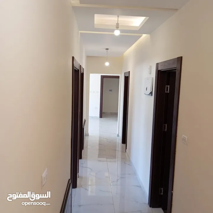 طريق المطار لم تسكن سوبر ديلوكس شقه فارغه للايجار + 240 متر 5 غرف نوم ـ 2 ماستر