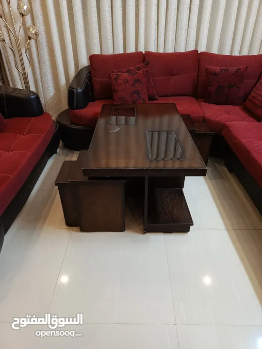 طاولة وسط ( غرفة ضيوف أو صالون )