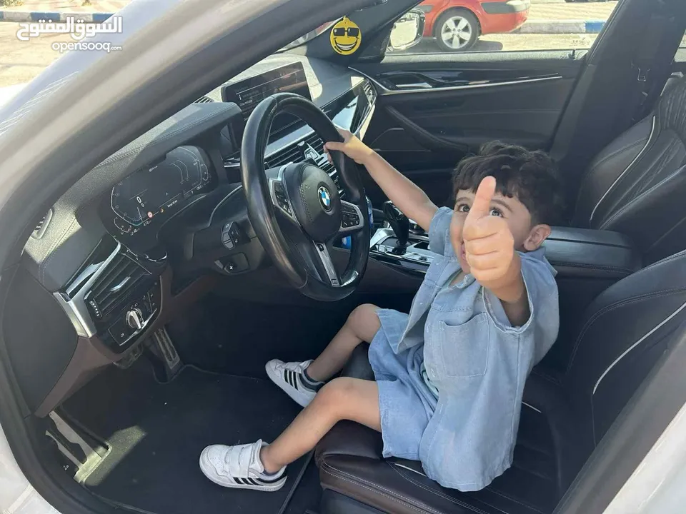 الحبه المميزه بلون الأبيض اللؤلؤي المميز للبيع على(الكاش فقط) Bmw 530e 2022 M