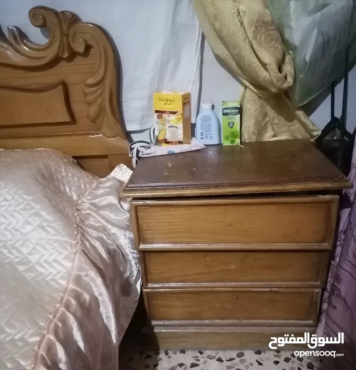 غرفه نوم موديل قديم خشب جيد ولا يوجد كسر فيها بحاله جيده