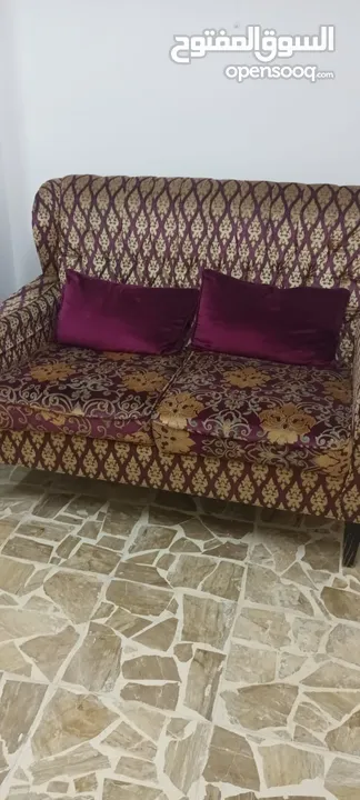 كنب مستعمل طاولة مع بترينه غرفه نوم