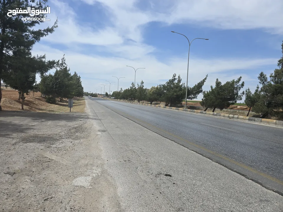ارض تجاريه مميزه واجهه كبيره عشارع الحصن قرب شهوان