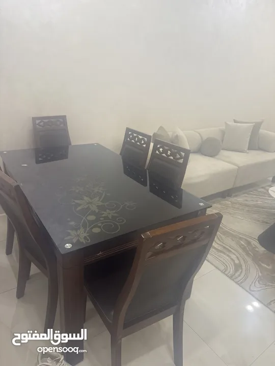 طاوله سفره بحاله جيده جدا خشب زان وكراسي عدد6جلد ما فيها شيء  نظيفه جدا وعليها سكريت