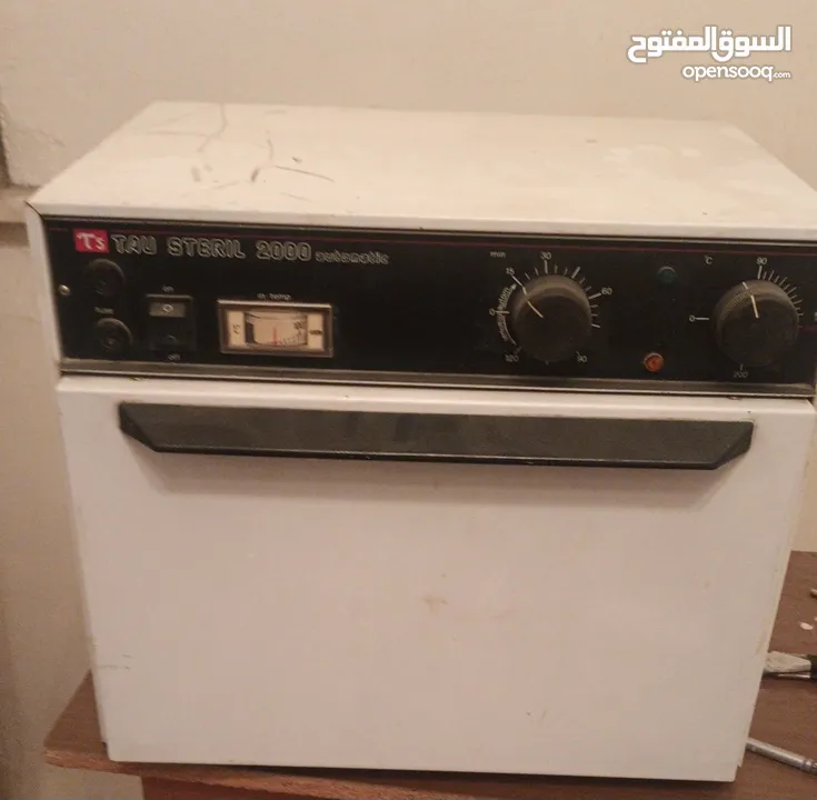 سرير فحص طبي وجهاز تعقيم ايطالي بحاله جيده جداا بالاضافه الى لوازم عياده للبيع بسعر مغري