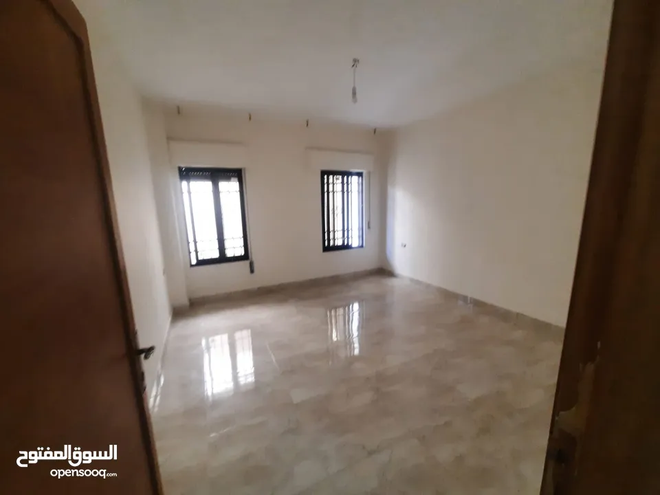 شقة مميزة للايجار، طابق ارضي، يفضل عرسان